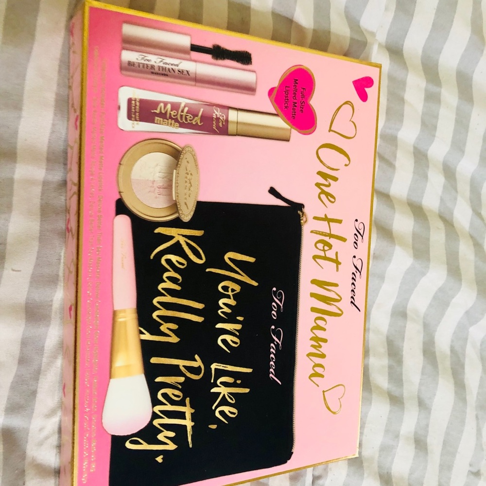 Hot  mamá too faced Set
